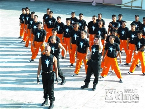 [视频]菲律宾监狱群跳《Drill》 MJ编舞师亲自领